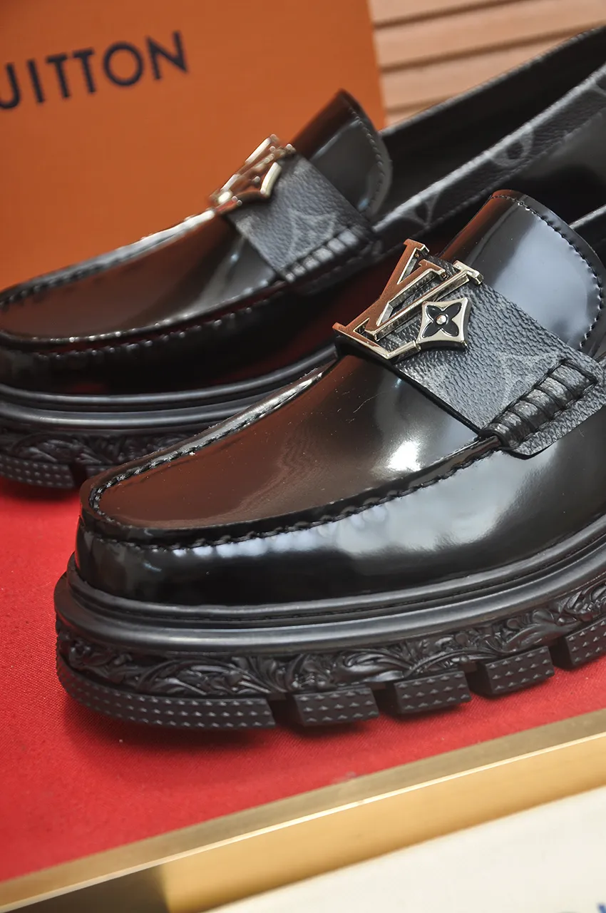 Men's men's shoes 💰760💶 [LV] (original single cowhide lining) 🍀LV's latest genuine leather business suit shoes are launched simultaneously on the official website. The first-layer cowhide imported from Italy is made of heavy gold, 💥official website 1:1 rubber outsole. Versatile to wear, high-end without losing class, and the color combination is extraordinary. This four-season style is alluring when worn on your feet, showing off your big-name flair. Standard code 39-44 (customized at 38.45)